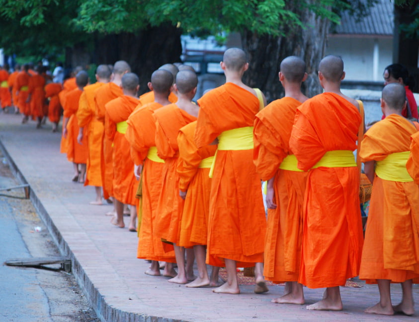 morning alms giving in luang prabang 2