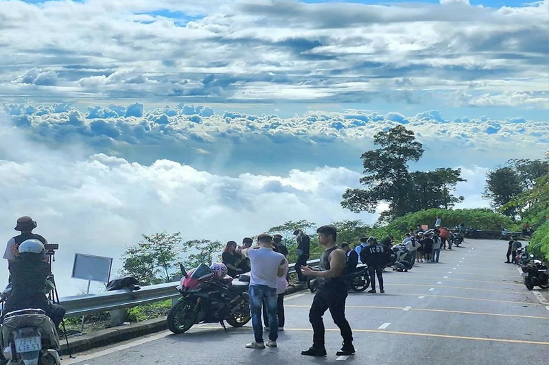 immerseyourselfintheseaofcloudsinhanoi