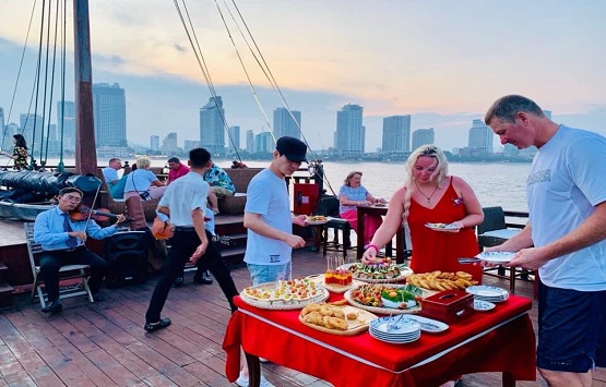 SUNSET COCKTAIL AND DINNER CRUISE