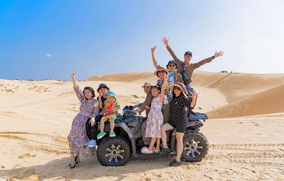 jeep driving on sand in mui ne 2